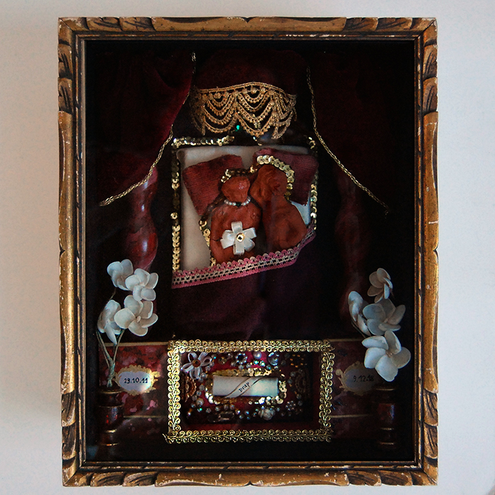 Ex-voto boîte reliquaire faux-marbre Venus Adonis lit nuptial adieux perles velours rouge