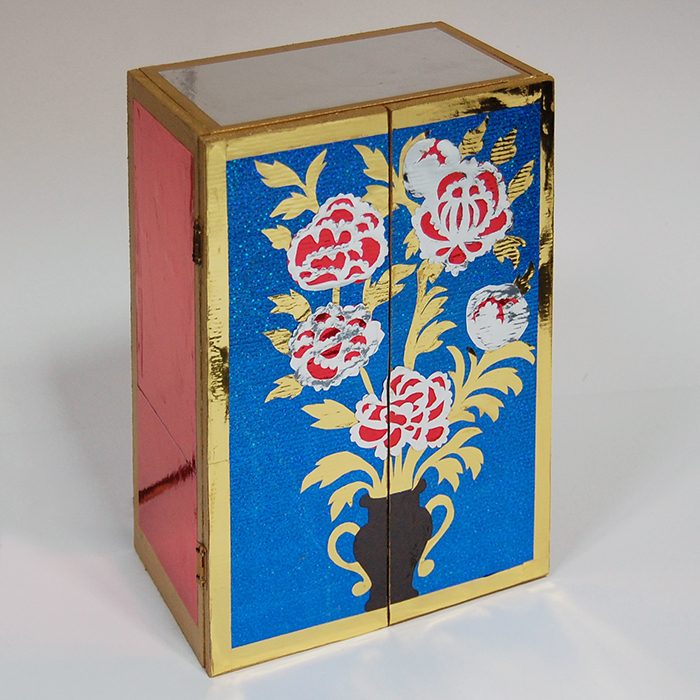 Boîte ex-voto secets cachettes amour hommage vitrail coeur guitariste cadeau davi bowie ampoules feu collage motif pivoines japonais papiers découpés metalliques