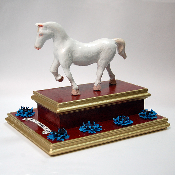 Ex-voto cheval sculpture étalon albinos bleuets du centaure Chiron