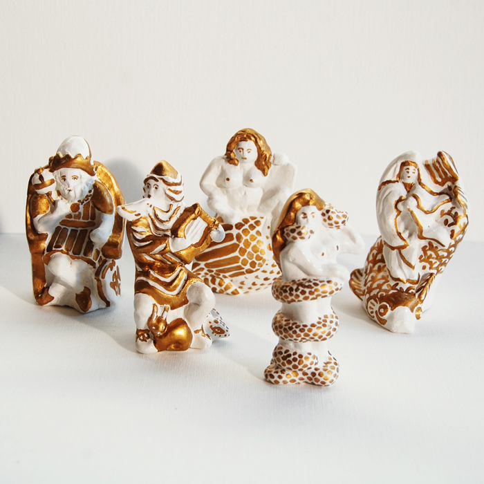 Ex-voto membres d'une famille sculpture terre auto-durcissante tarot l'Empereur Orphée Baubo Lilith Kannon