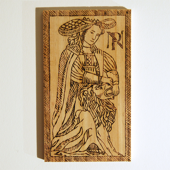 Ex-voto pyrogravure pour avoir de la force carte tarot initiales lion