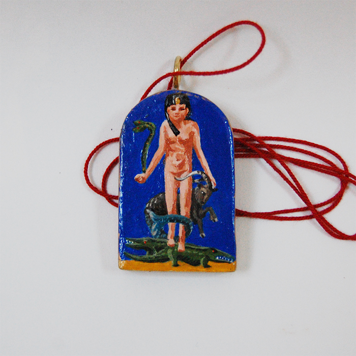 Ex-voto collier mal aux genous guérison stèle Louvre Horus Harpocrate et les crocodiles signe du capricorne sepent enroulé autour des jambes peinture sur bois