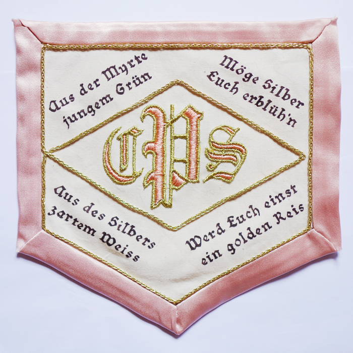 Ex-voto cadeau mariage initiales brodées souhaits poème en allemand monogramme satin rose