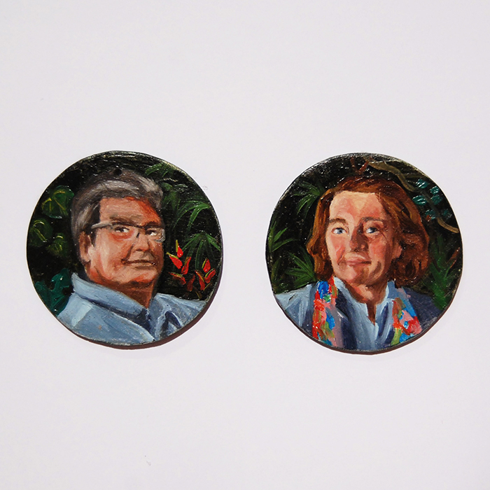 Ex-voto amulette talisman protection collier medaillons cpour protéger un couple vivant au brésil partis pour le travail perroquets inséparables mère couve deux oeufs