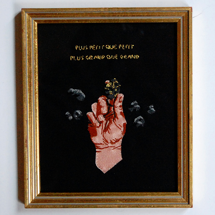 Ex-voto plus petit que petit plus grand que grand tissu appliqué broderie main tenant pierre pépite célébrer mère