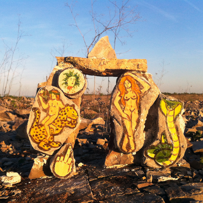 Ex-voto mini-temple fronton porte entrée dans la région occitanie pour passer un bon séjour le long de la route
