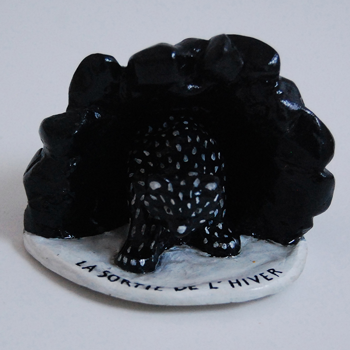 Ex-voto sculpture statuette en terre-autodurcissante ours qui sort de sa caverne réveil de l'hibernation passage de l'hiver au printemps cycle des saisons