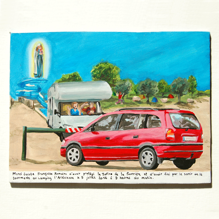 Ex-voto peinture acrylique sur métal scène incident de voiture Zafira Zafiro garée devant la barrière de sortie d'un camping bloque le camping car Sainte Francoise Romaine en haut du toboggan
