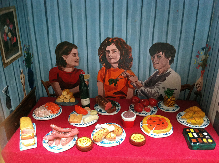 Ex-voto boîte peinte retable tournesol blés bouquet de fleur grands-parents repas table avec des faux aliments