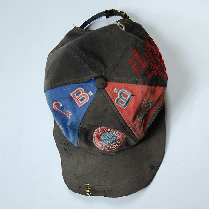 Ex-voto casquette relique envolée sur la route des plages montpellier maugio par la fenetre recousur fc bayern munich